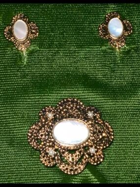Estate Finf Gold Filigree Mother-of-Pearl Brooch and Earring Set